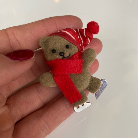 90's Vintage Fuzzy Ice Skating Bear Brooch Teddy Bear Winter Christmas - Picture 3 of 5